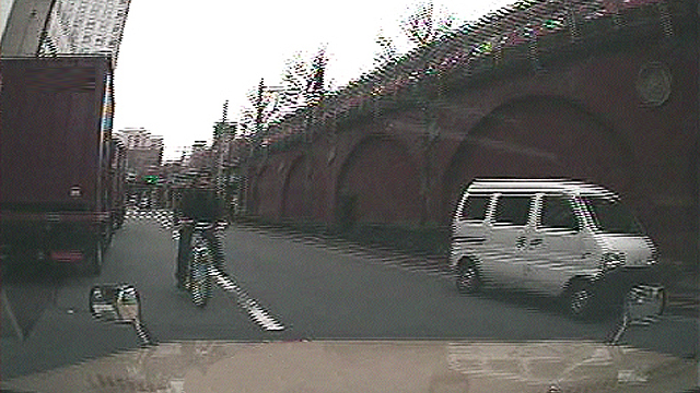 車道右側通行による事故