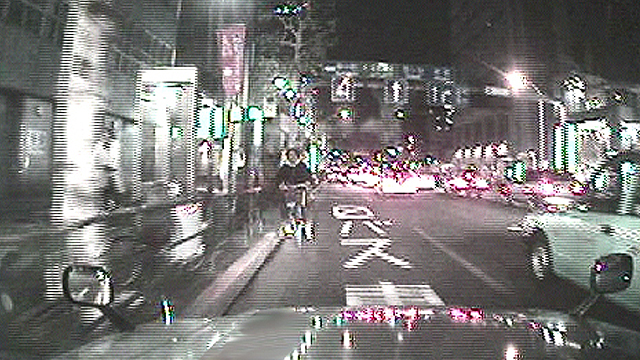 車道右側通行による事故（歩道からの飛び出し）