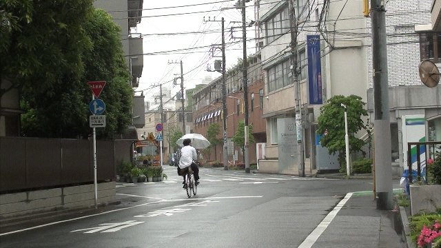 一時停止のある交差点（雨天）