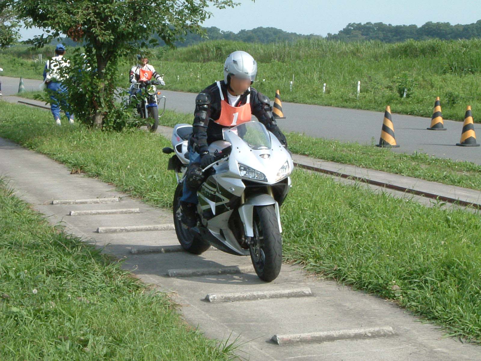 二輪車(原付)通学許可校支援事業の実施